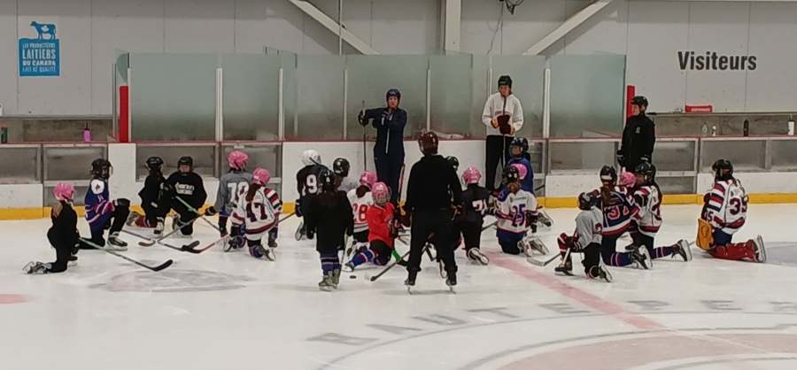 Jeunes hockeyeurs AHMV pendant une séance d’entraînement.