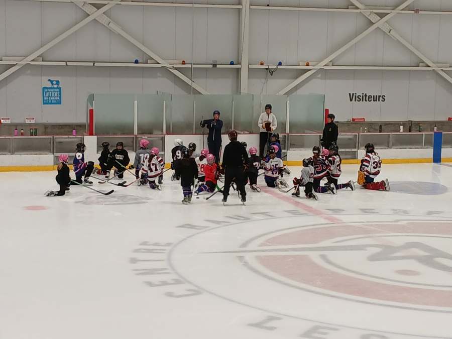 Groupe de jeunes joueurs AHMV en activité sur la patinoire.