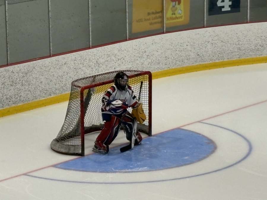 Jeune gardien AHMV devant le filet pendant un entraînement.