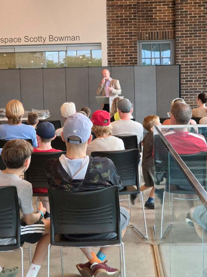 Présentation à l’Espace Scotty Bowman devant des familles et jeunes participants.