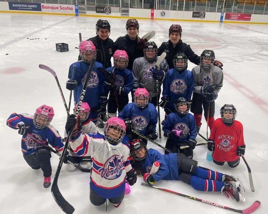 Groupe de jeunes joueuses AHMV avec leur personnel sur la glace.