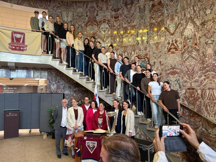 Groupe réuni sur un escalier autour d’un trophée lors d’une activité à Verdun.