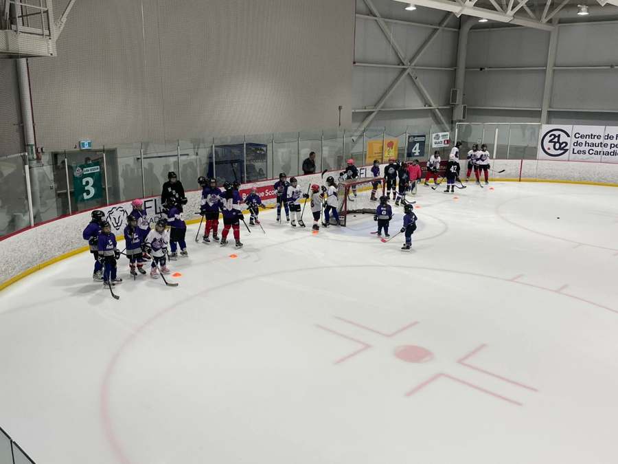 Large groupe de jeunes hockeyeurs AHMV pendant un entraînement.