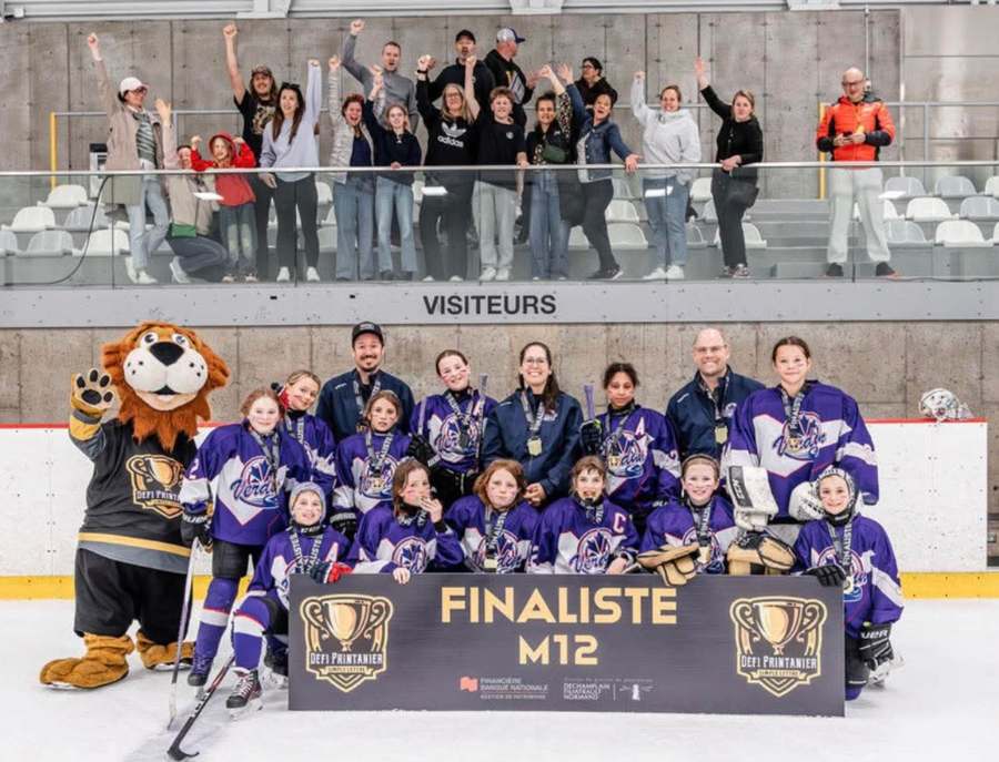 Équipe de jeunes joueuses de Verdun posant avec une bannière de finalistes M12.
