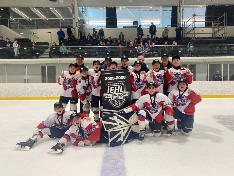 Équipe de hockey jeunesse de Verdun réunie pour une photo de célébration.