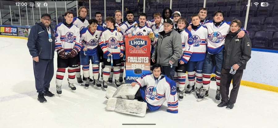 Groupe de jeunes hockeyeurs de Verdun posant après un événement ou tournoi.
